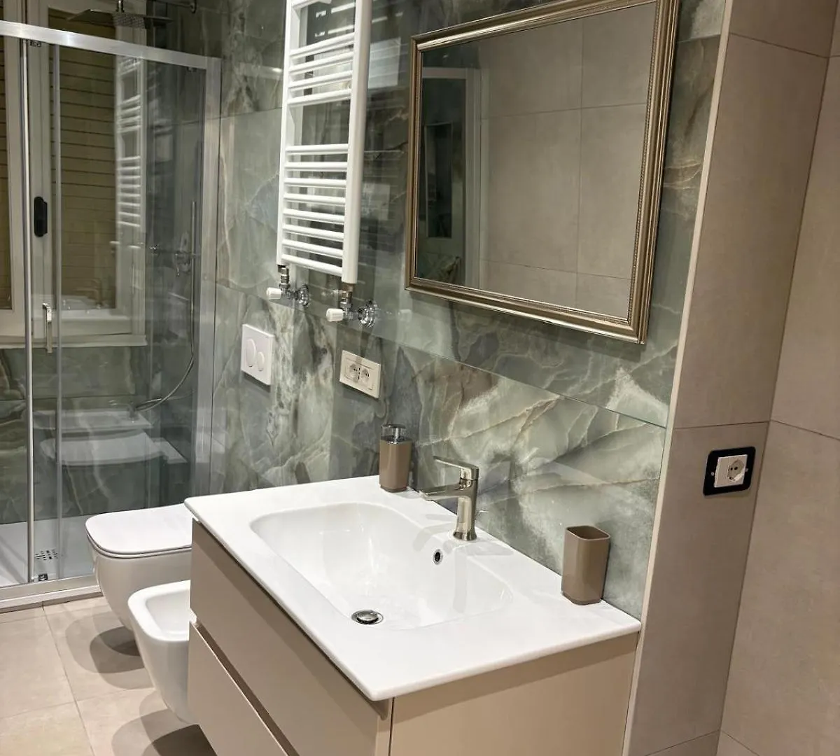 Apartment Welcome Riviera-Mazzini 30 Ristrutturato Aprile 2025- Bagno E Arredamenti Nuovi- Centralissimo A 100 M Dalle Spiaggie - Vicinissimo A Ristoranti Bar Supermercati La Scelta Ideale Per Un Soggiorno Perfetto Parcheggio A 15 Euro Al Giorno, Da Prenotare Rapallo